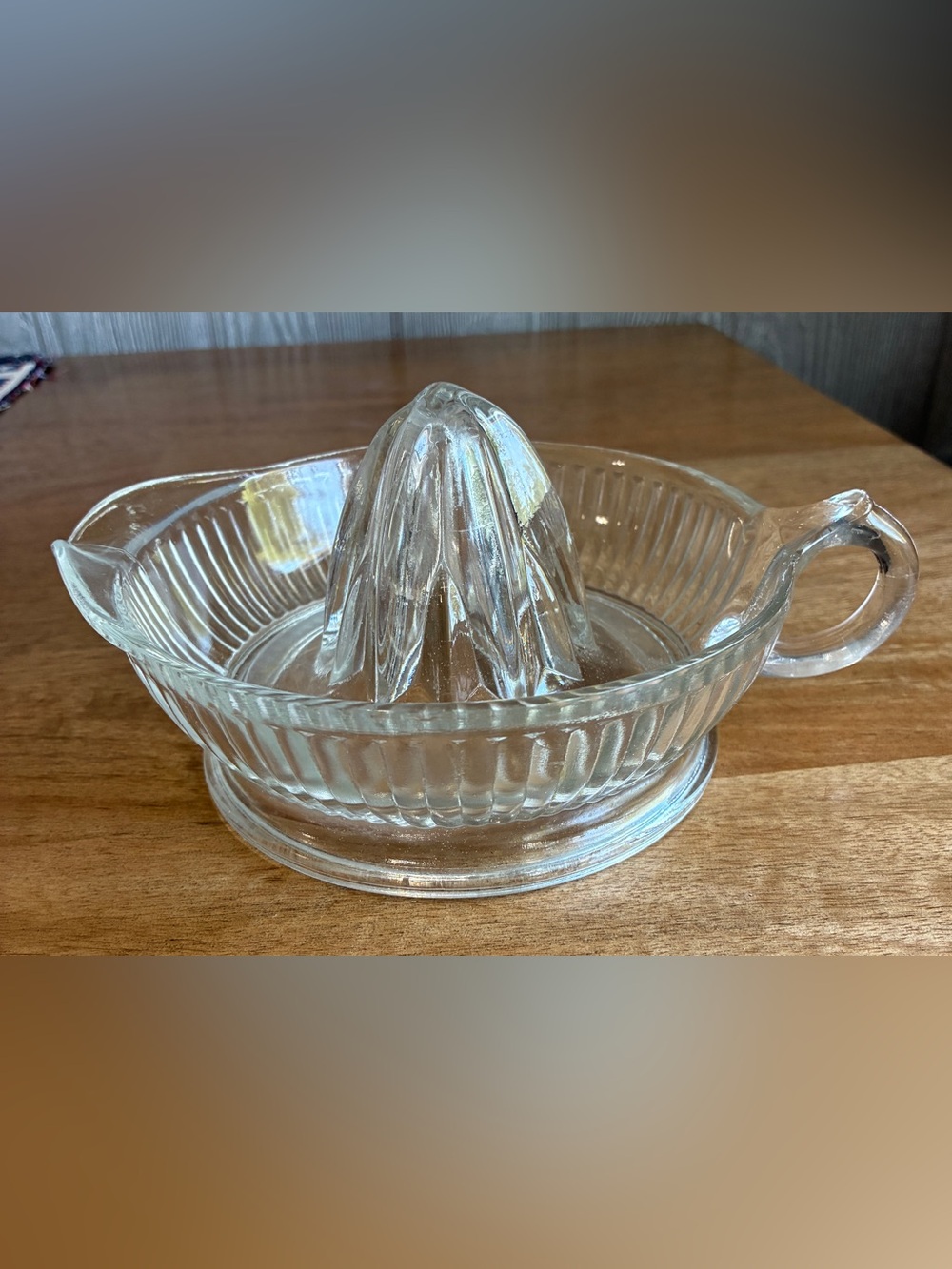 Clear Glass Citrus Juicer and Bowl - Classic Manual Reamer 8”